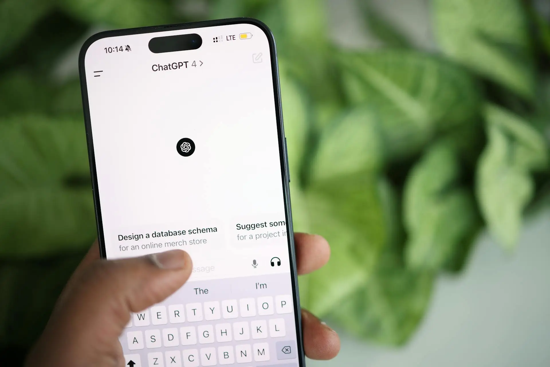 Usuario solicitando información a ChatGPT a través de un teléfono móvil.