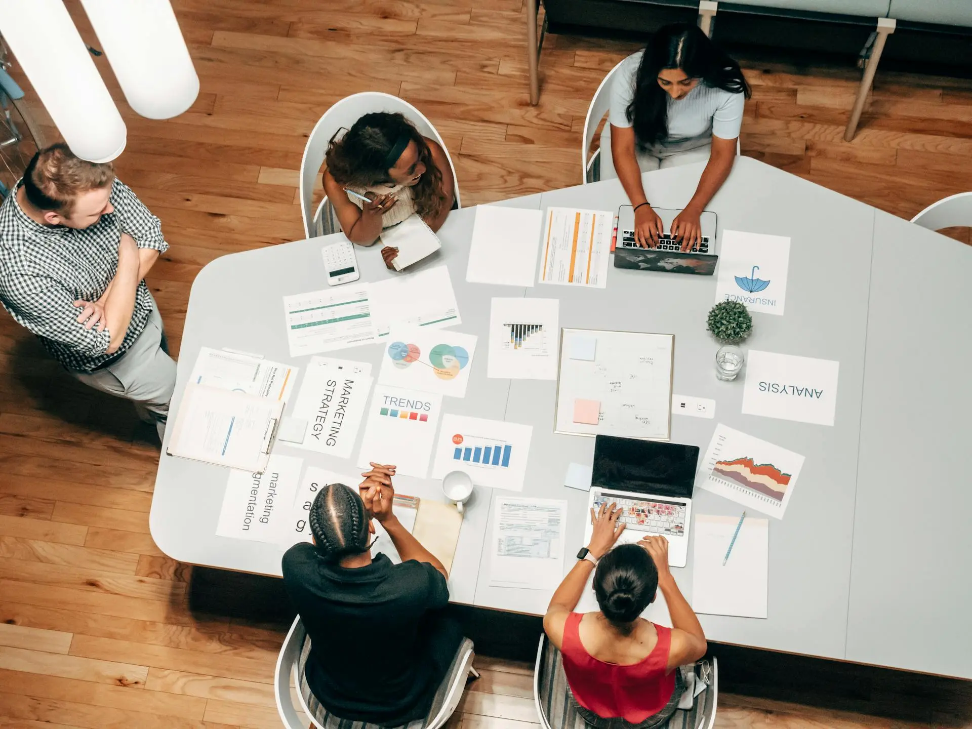 Equipo de marketing colaborando en un proyecto en una oficina moderna.